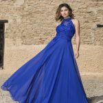 Elegante vestido largo de fiesta de gasa en color azul eléctrico