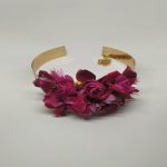 Cinturón de latón de dorado, con flores a juego en tonos fresa