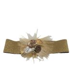 Cinturón elástico dorado de brillo, con adorno de flores y plumas a juego.