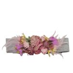 Cinturón elástico color plata de brillo con flores artesanales en tonos rosas y plumas rosa palo