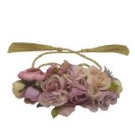 Cinturón de cordon dorado de brillo con flores artesanales en tonos lila.